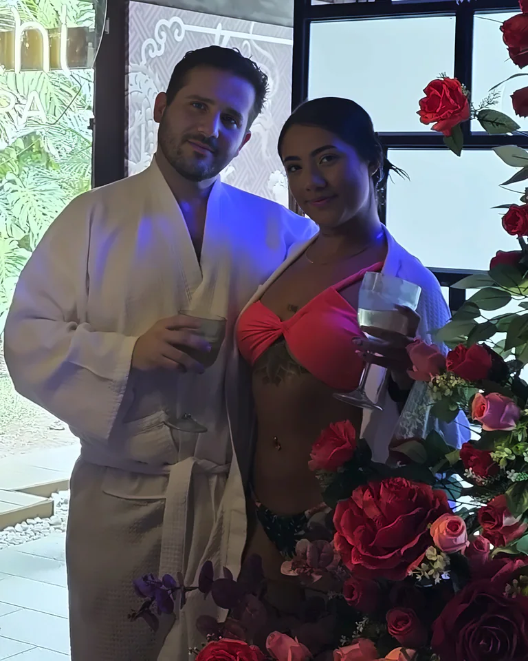 Gala y Alejandro frente al corazón de rosas en Samadhi Spa