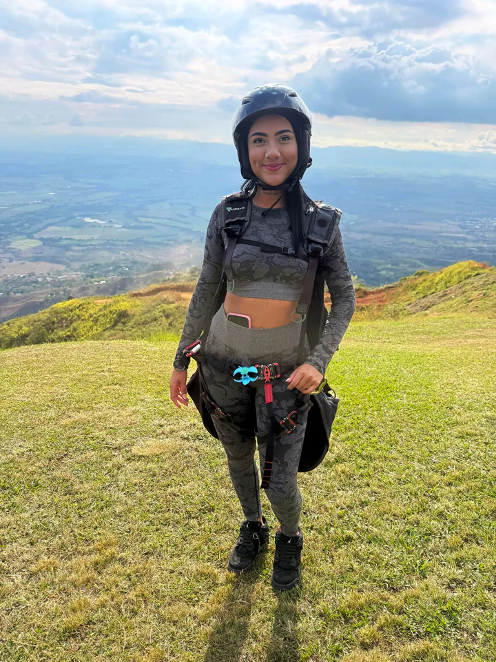 Gala con el arnés de parapente en la montaña
