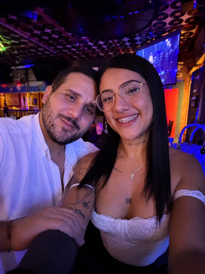 Gala y Alejandro sonriendo juntos durante la noche en Manizales
